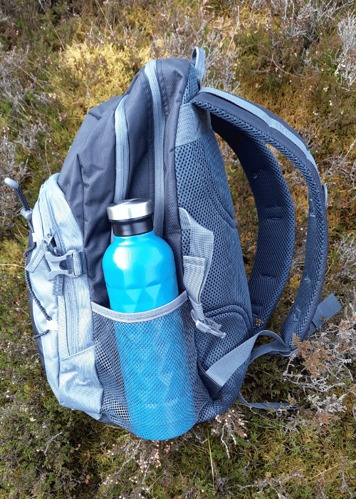 Side mesh pockets can comfortably accommodate larger water bottles or thermal flasks